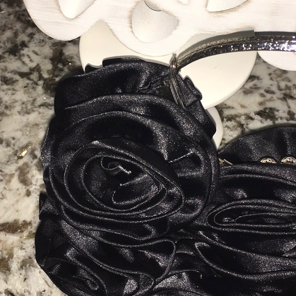 Cute Evening purse w/black satin rosettes🌹likenew - Picture 6 of 6